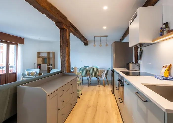 Old Port Apartment *